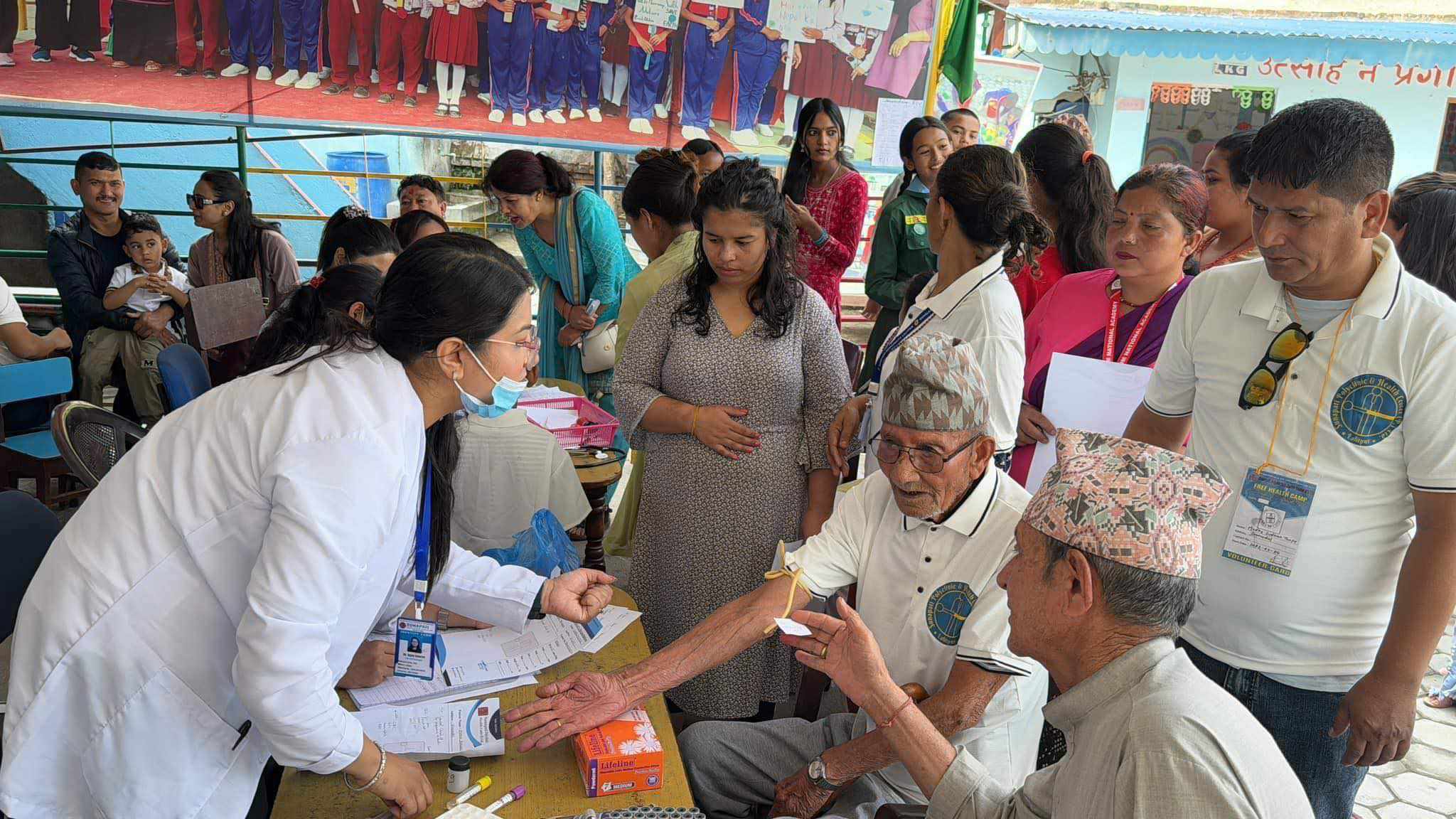 सुनापाती पोलिक्लिनिक द्वारा निःशुल्क स्वास्थ्य सिविर,पाँचसय बढीले  लिए सेवा